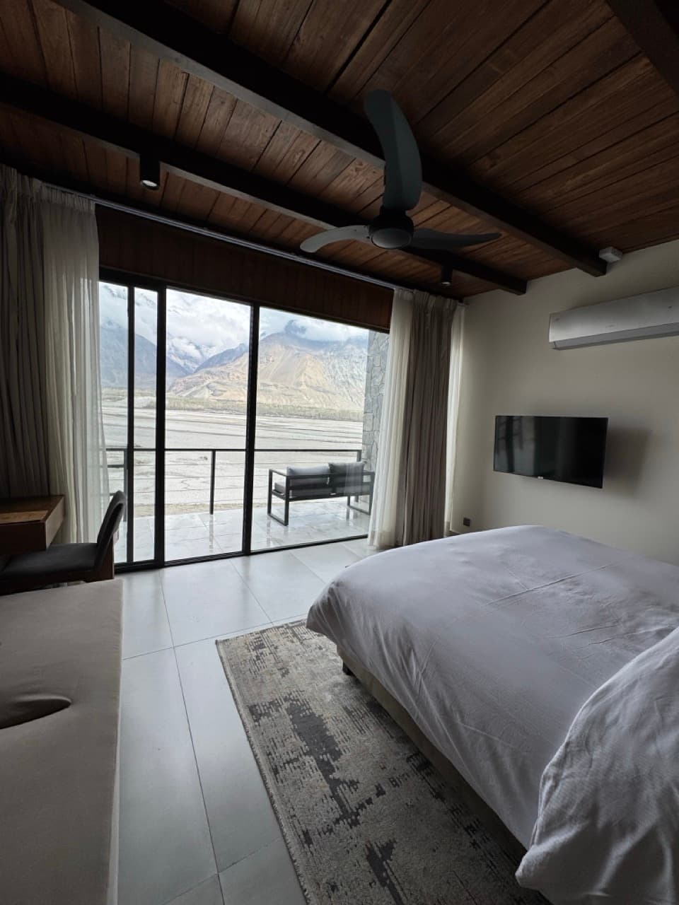 Riverfront Villa — photo 1