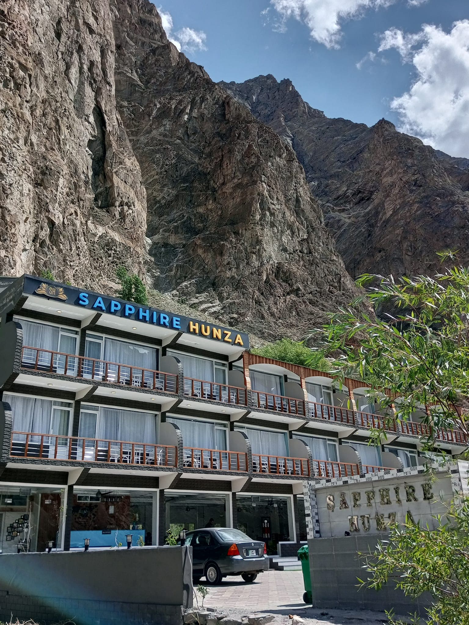 Sapphire Hunza photo 3